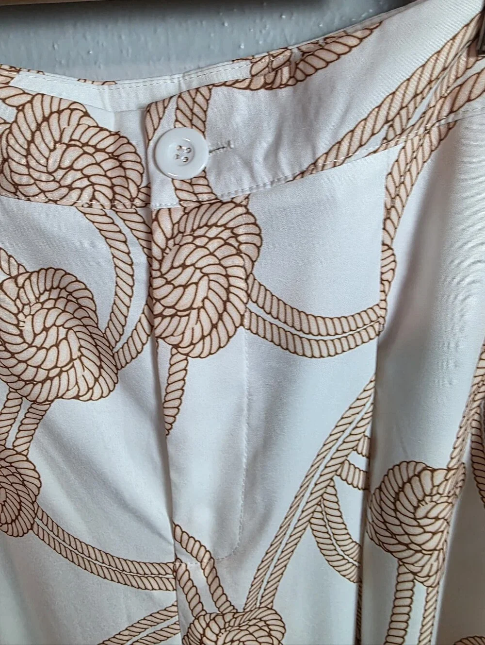 ​Chic White Wide-Leg Pants with Brown Rope/Knot Print – Size